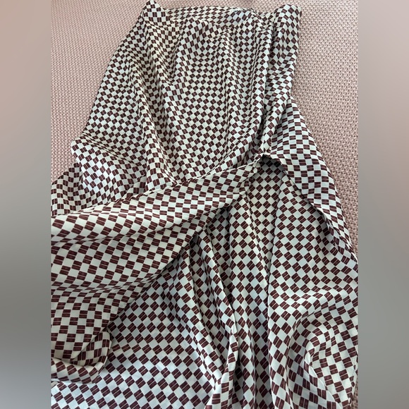 NWT Abercrombie satin cut out midi skirt - Picture 4 of 4